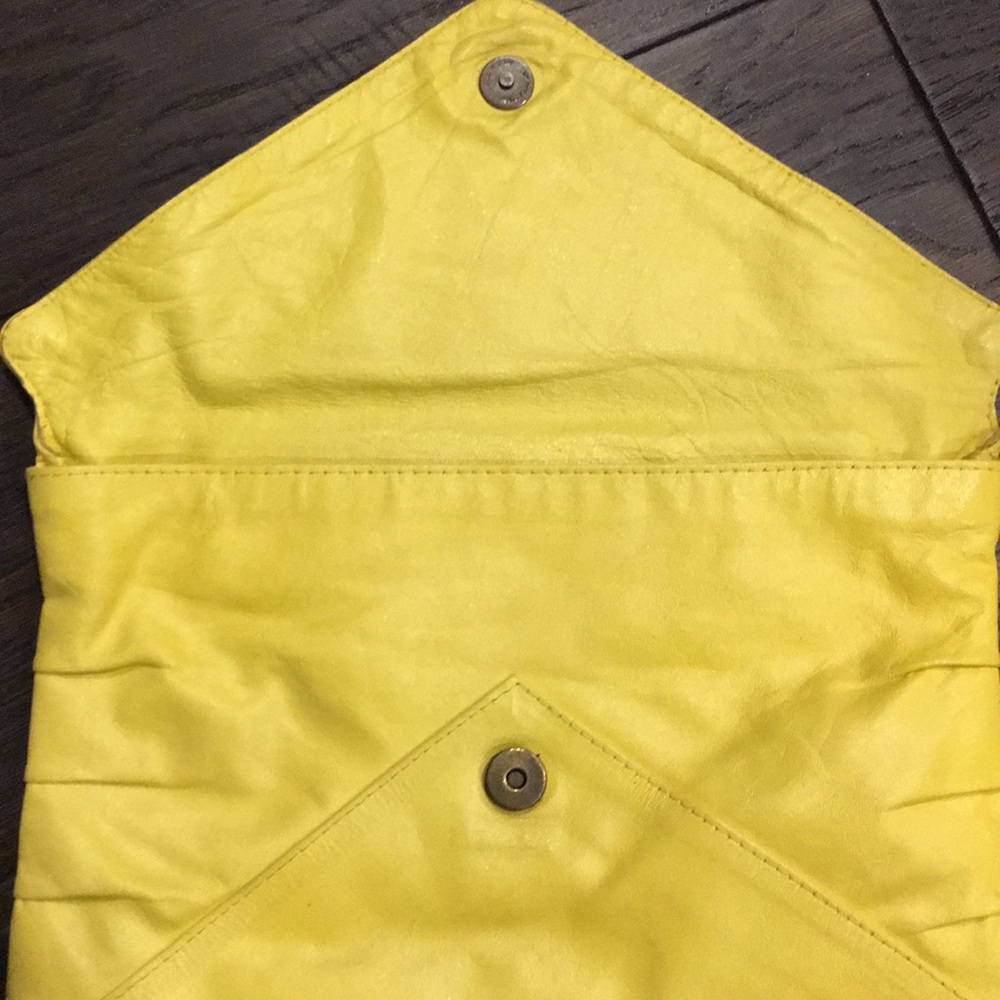 Vintage yellow leather clutch from UO - Picture 2 of 4